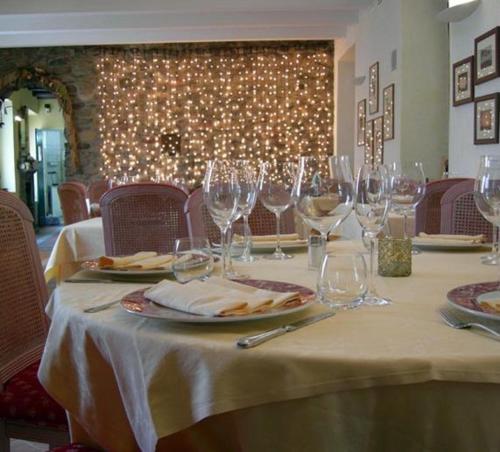 einen Tisch mit Weingläsern und Tafeln darauf in der Unterkunft Locanda dell'Oca Bianca in Como