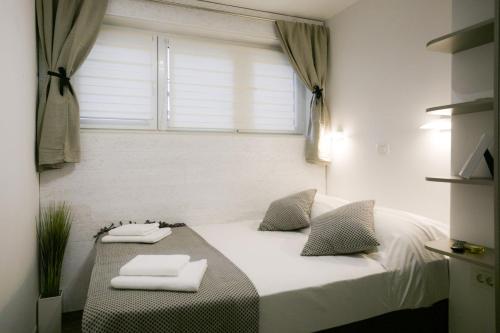 sypialnia z łóżkiem z dwoma ręcznikami w obiekcie Split Retreat @ Town Center w/terrace w Splicie