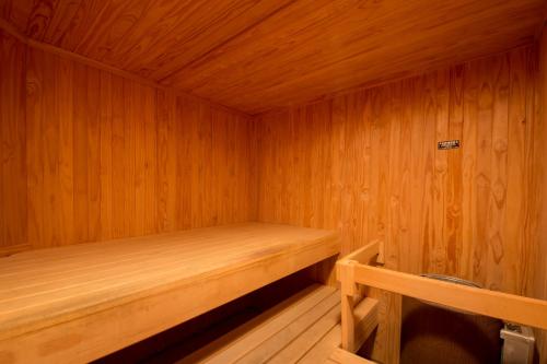 a small wooden sauna with a bench in it at Quarry Lake Inn in East London