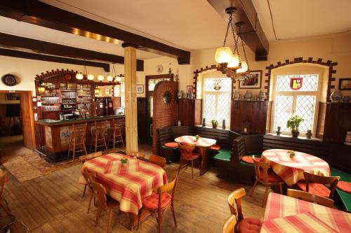 a restaurant with tables and chairs and a bar at Hotel zur Schloß-Schenke in Neuwied