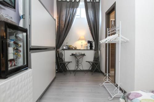 a room with a hallway with a table and a chair at Carducci in Como
