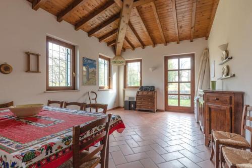 cocina y comedor con mesa y sillas en Villa Benciolini, en Colà di Lazise