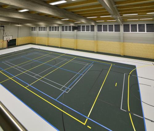 a gymnasium with a tennis court in a gym at Hotel Srní a Depandance in Srní