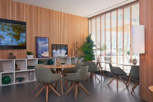 a dining room with a table and chairs at Melia Palma Bay in Palma de Mallorca