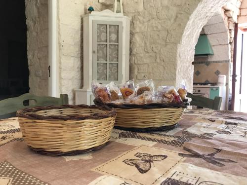 twee manden bovenop een tafel bij Trulli Petra Chiara in Locorotondo