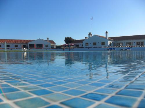 Piscina de la sau aproape de Monte Carvalhal da Rocha