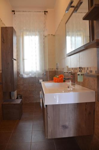La salle de bains est pourvue d'un lavabo et d'une douche. dans l'établissement Il Mare do Zu Pippo, à Augusta