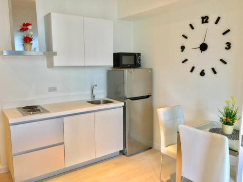 Cozy 1BR w/ Balcony at AZURE