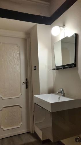 トリノにあるSavoia Aptのバスルーム(シンク、鏡、ドア付)