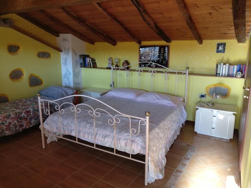 a bedroom with a metal bed in a room at La Palma in Bari Sardo