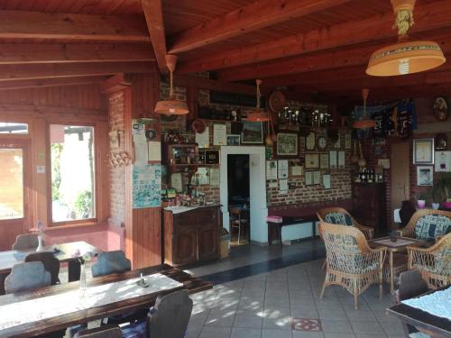 Agroturism Jures في ليوتومير: غرفة مع طاولة وكراسي في مبنى