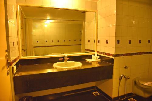 Hotel Poonja Internationalにあるバスルーム
