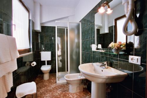 a bathroom with a sink and a toilet at Hotel La Carica in Pastrengo