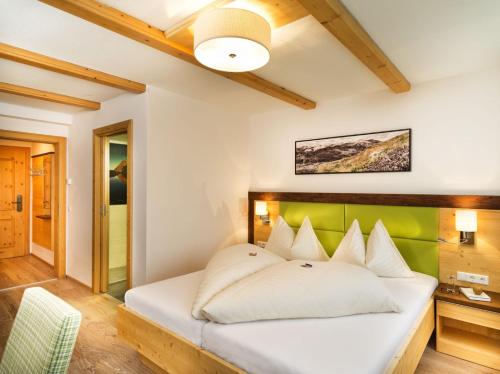 Säng eller sängar i ett rum på Apartments & Garni Alpenrose