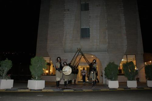 a statue of two men standing in front of a building at La Maison Hotel in Wadi Musa