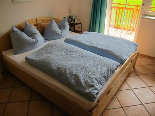 dwa łóżka z poduszkami na górze w obiekcie Appartement Millennium w mieście Bad Gastein
