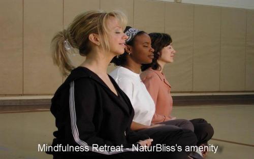 Eine Gruppe von Frauen, die in einem Raum sitzen in der Unterkunft Naturbliss Resort Village in Bangkok