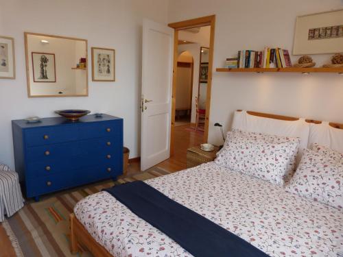 - une chambre avec un lit et une commode bleue dans l'établissement Garden Lodge, à Chiavari