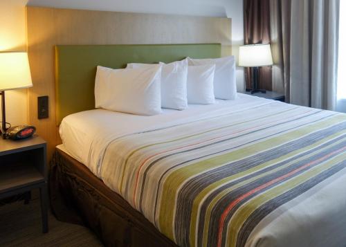 Postel nebo postele na pokoji v ubytování Country Inn & Suites by Radisson, Washington, DC East - Capitol Heights, MD