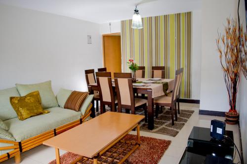 uma sala de estar com um sofá e uma mesa em Outlink Skyline Minutes to JKIA airport em Nairobi