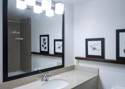 Ett badrum på Country Inn & Suites by Radisson, Washington, D.C. East - Capitol Heights, MD