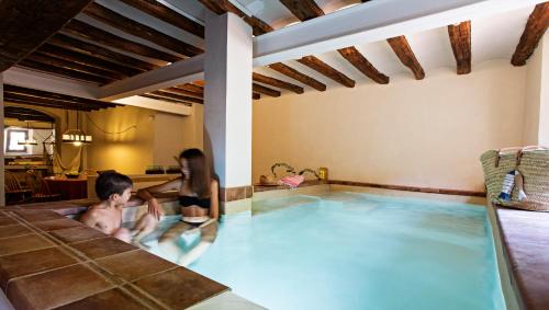 two children playing in a swimming pool at El Jardinet de Sant Esteve in Olot