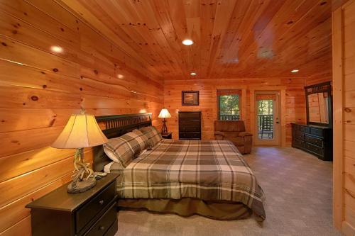 - une chambre avec un lit dans une cabane en rondins dans l'établissement Natural Attractions, à Gatlinburg