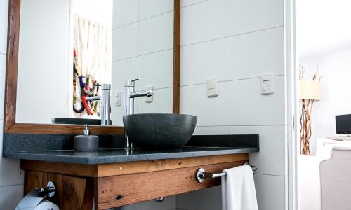 a bathroom with a sink and a mirror at Casa Galos Hotel & Lofts in Valparaíso