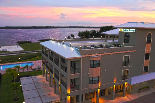 eine Luftansicht eines Hotels mit Blick auf das Wasser in der Unterkunft Key West Resort - Lake Dora in Tavares