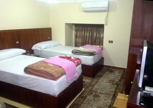 Tempat tidur dalam kamar di Al Maghraby Hotel