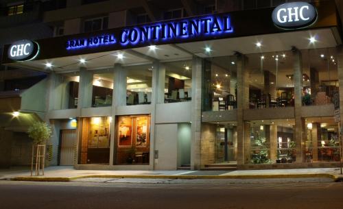 um edifício com um cartaz que lê Ball Hotel Continental em Gran Hotel Continental em Mar del Plata