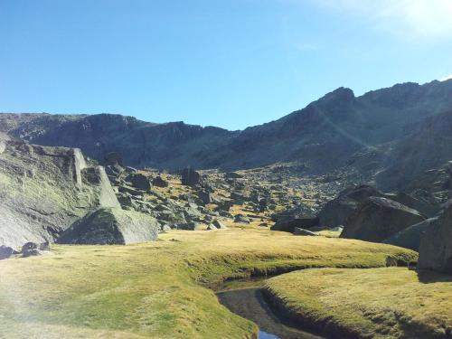 a view of a mountain with grass and rocks at Apartamento Orgaz in Candelario