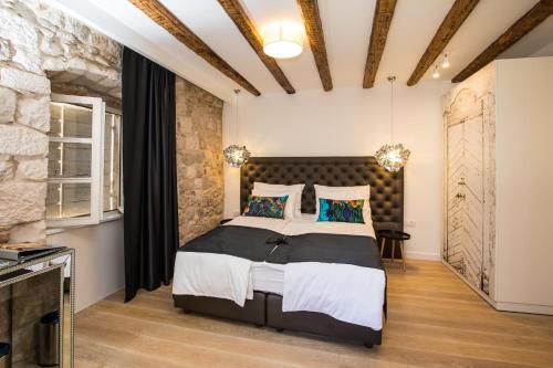 Posteľ alebo postele v izbe v ubytovaní Spalato Luxury Rooms
