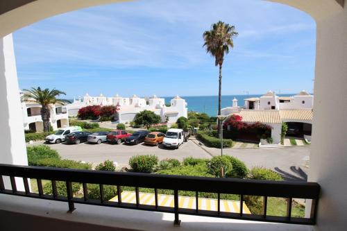 En balkong eller terrasse på Moradia Perto Praia