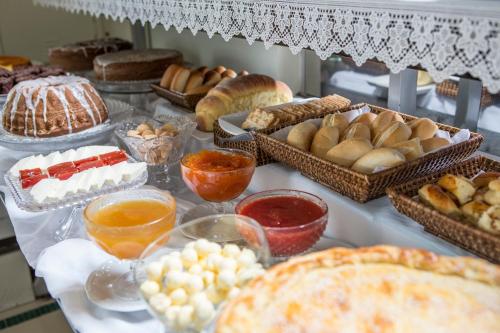 a table topped with lots of different types of bread at Hotel Ipanema de Sorocaba in Sorocaba