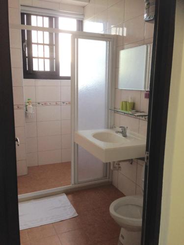 uma casa de banho com um lavatório e um WC em Rome Jia Zhou Homestay em Beigan