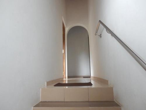 eine Treppe mit einem Metallhandlauf in der Unterkunft Sisanda Residence in Bentota