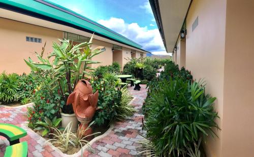 a courtyard of a building with plants and a table at Huan Soontaree in Ban Phe