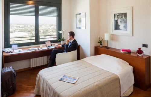 Postel nebo postele na pokoji v ubytování Cosmo Residence