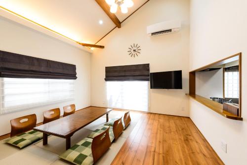 ein Esszimmer mit einem Tisch und Stühlen in der Unterkunft Guest Villa Hakone Yumoto 201 in Hakone