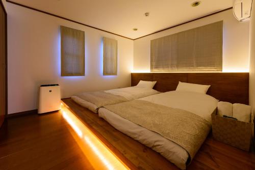 ein Schlafzimmer mit einem großen Bett in einem Zimmer in der Unterkunft Guest Villa Hakone Yumoto 201 in Hakone