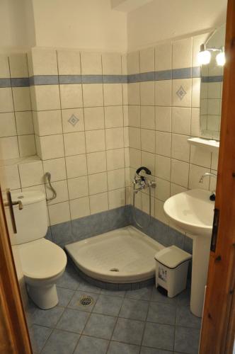 a bathroom with a tub and a toilet and a sink at Villa Anni in Erateini