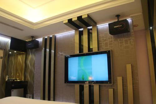 a flat screen tv on a wall in a room at Kai-Hong Motel in Longtan
