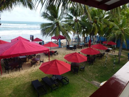 En restaurant eller et andet spisested på Samaru Beach House