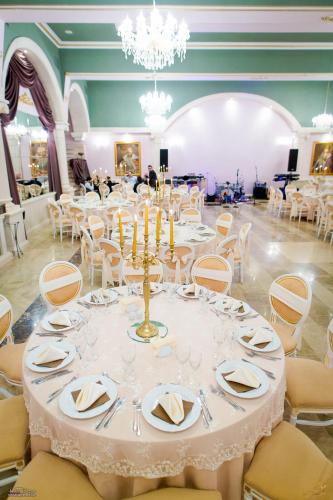 a table set up for a wedding in a ballroom at SunGarden Golf & Spa Resort in Cluj-Napoca
