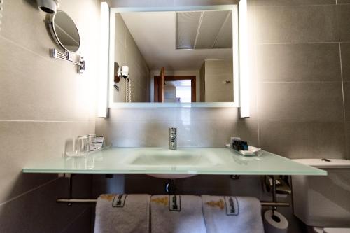 a bathroom with a sink and a mirror at Maisonnave in Pamplona