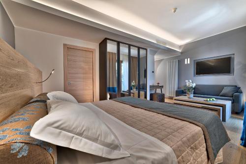 pokój hotelowy z łóżkiem i telewizorem w obiekcie Hotel Petrarca Terme w mieście Montegrotto Terme