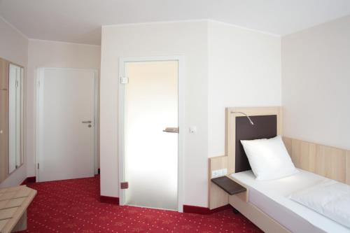 Postel nebo postele na pokoji v ubytování Hotel zur Schloß-Schenke