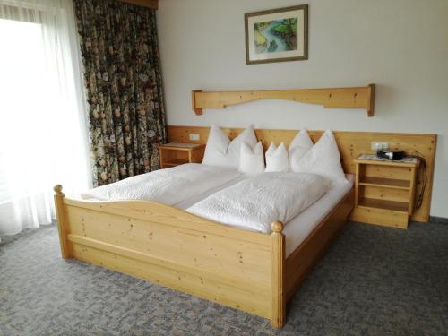 Кровать или кровати в номере Gästehaus Grünbacher