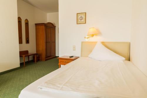 Un pat sau paturi într-o cameră la Familie Hopfeld - Hotel Dreikönigshof